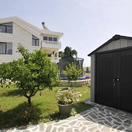 Βίλα Luxury With Pool, Jacuzzi, Sauna And Gym Τρογκίρ