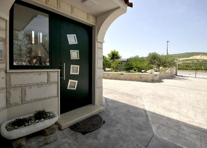 Luxury With Pool, Jacuzzi, Sauna And Gym Τρογκίρ