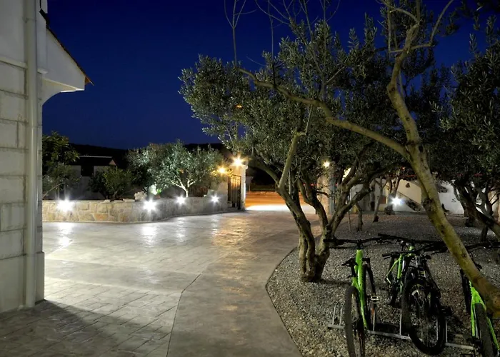 Luxury With Pool, Jacuzzi, Sauna And Gym Τρογκίρ
