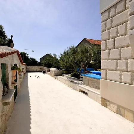 Luxury With Pool, Jacuzzi, Sauna And Gym Βίλα Τρογκίρ