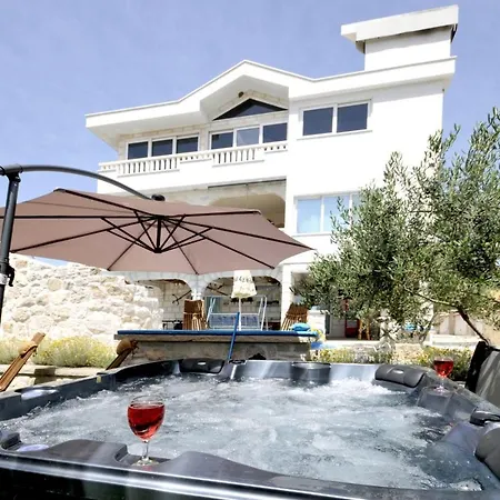 Luxury With Pool, Jacuzzi, Sauna And Gym *