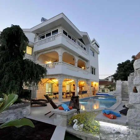 Luxury With Pool, Jacuzzi, Sauna And Gym Villa