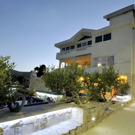 Luxury With Pool, Jacuzzi, Sauna And Gym Vila