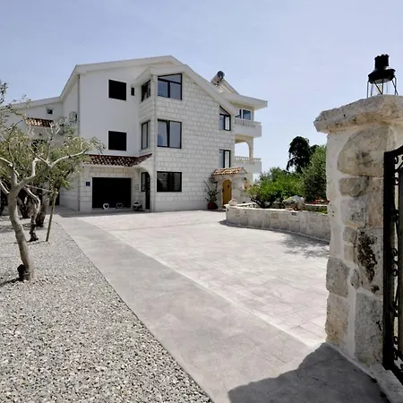 فيلة Luxury With Pool, Jacuzzi, Sauna And Gym تروغير
