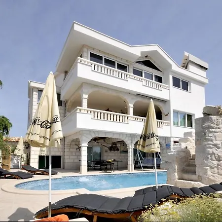 Luxury With Pool, Jacuzzi, Sauna And Gym