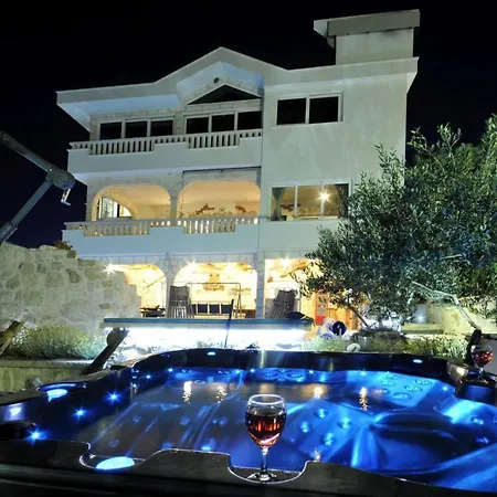 Luxury With Pool, Jacuzzi, Sauna And Gym *