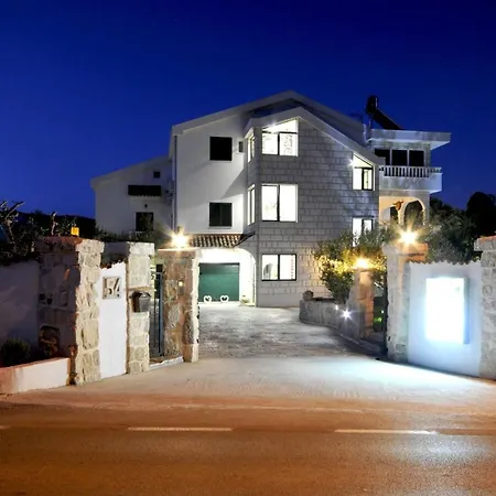 Luxury With Pool, Jacuzzi, Sauna And Gym *