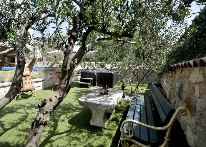 Luxury With Pool, Jacuzzi, Sauna And Gym Villa *