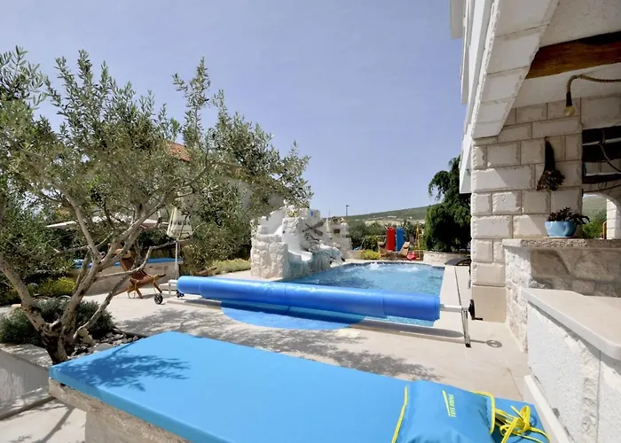 Luxury With Pool, Jacuzzi, Sauna&gym Traù
