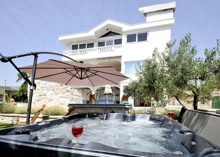 Luxury With Pool, Jacuzzi, Sauna&gym *