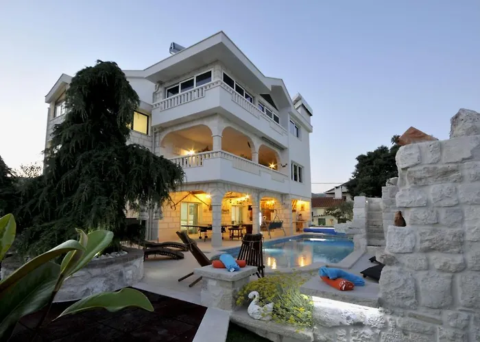 Luxury With Pool, Jacuzzi, Sauna And Gym Villa