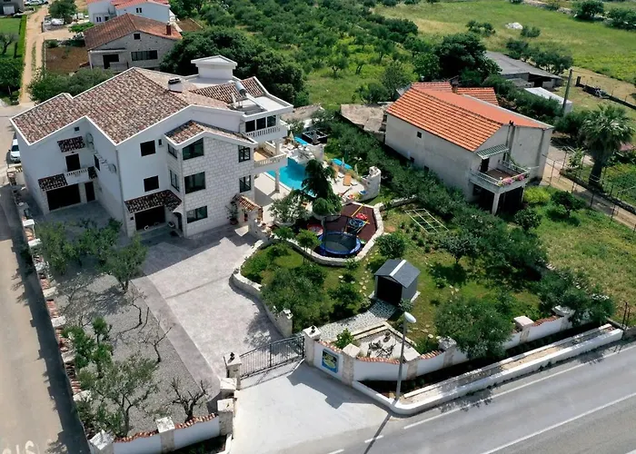 Villa Luxury With Pool, Jacuzzi, Sauna And Gym