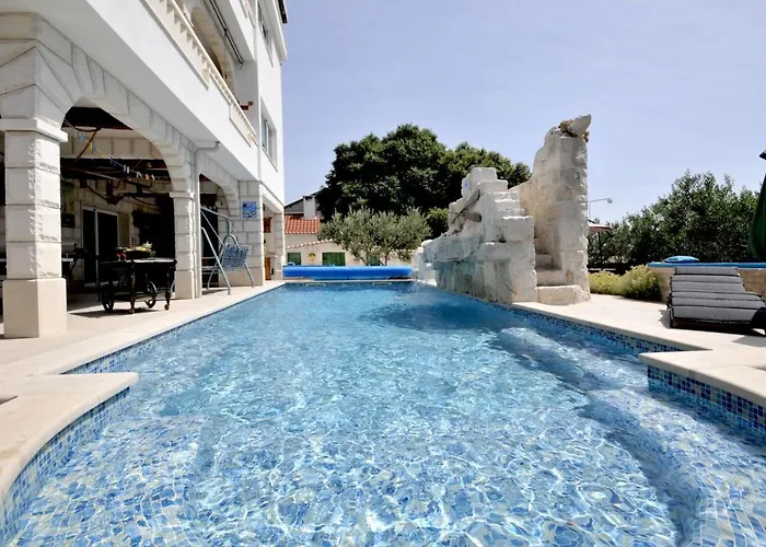 Luxury With Pool, Jacuzzi, Sauna&gym Traù
