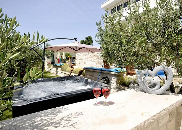 Luxury With Pool, Jacuzzi, Sauna&gym Traù
