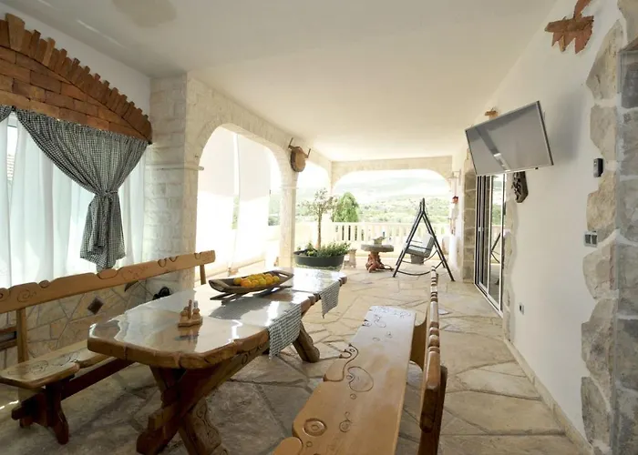 Luxury With Pool, Jacuzzi, Sauna&gym Villa Traù