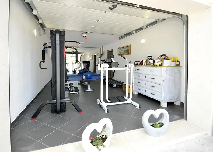 Luxury With Pool, Jacuzzi, Sauna And Gym Villa