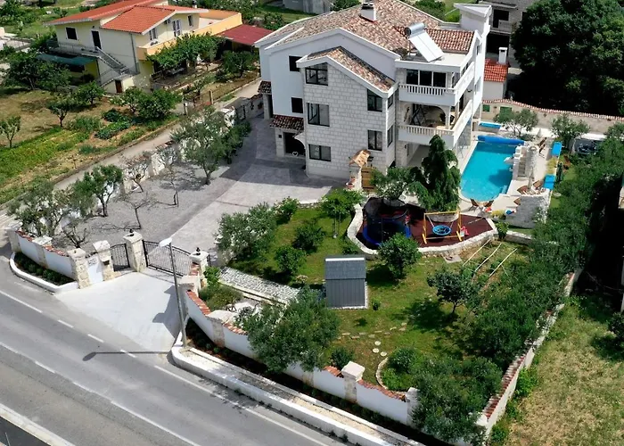 Luxury With Pool, Jacuzzi, Sauna&gym Traù