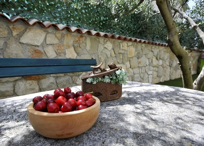 Luxury With Pool, Jacuzzi, Sauna&gym Villa Traù