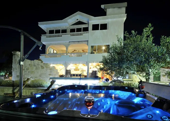 Luxury With Pool, Jacuzzi, Sauna&gym *