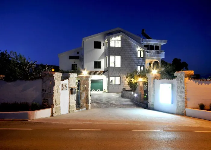 Luxury With Pool, Jacuzzi, Sauna And Gym *