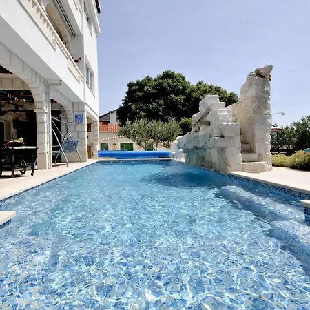 Luxury With Pool, Jacuzzi, Sauna And Gym Трогир