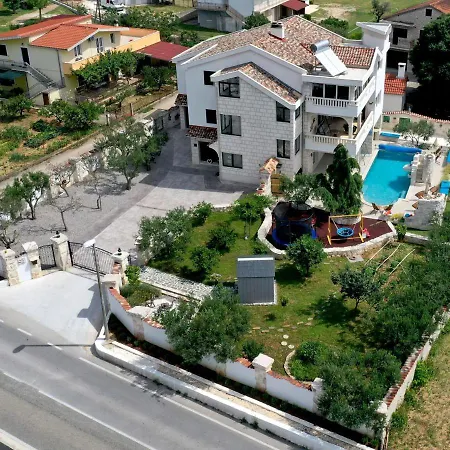 Luxury With Pool, Jacuzzi, Sauna And Gym Трогир